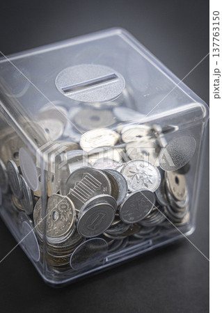ケースに入った硬貨 日本円 貯金箱 ケースに入った硬貨 日本円 貯金箱 137763150