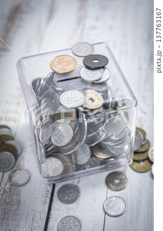 ケースに入った硬貨 日本円 貯金箱 137763167
