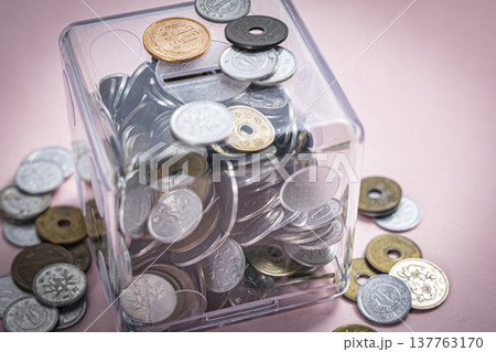 ケースに入った硬貨 日本円 貯金箱 ケースに入った硬貨 日本円 貯金箱 137763170