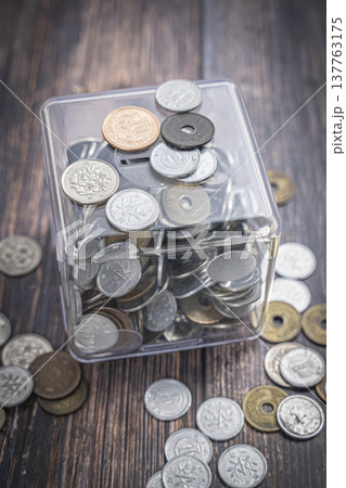 ケースに入った硬貨 日本円 貯金箱 137763175