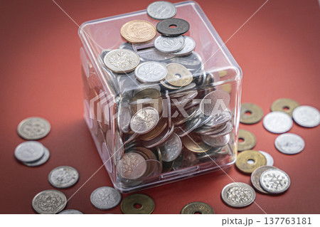 ケースに入った硬貨 日本円 貯金箱 137763181