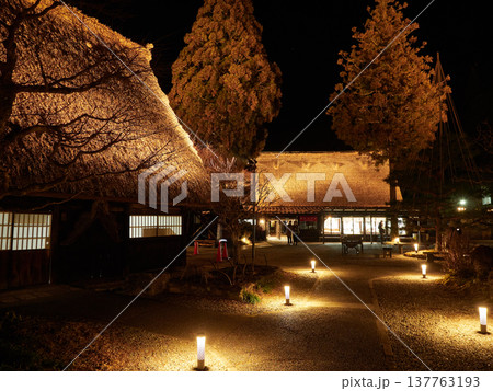 冬の日本の岐阜県の観光名所下呂合掌村の夜景と夜空の星の風景 冬の日本の岐阜県の観光名所下呂合掌村の夜景と夜空の星の風景 137763193