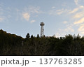 青い空にそびえる電波塔 137763285
