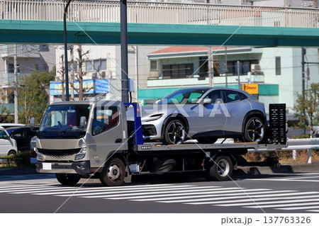 スポーツカーを搬送中のキャリアカー イメージ スポーツカーを搬送中のキャリアカー イメージ 137763326