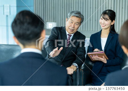 商談するビジネスパーソン 商談するビジネスパーソン 137763450
