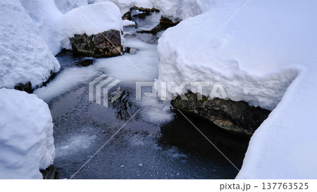 雪に埋もれた川 雪に埋もれた川 137763525