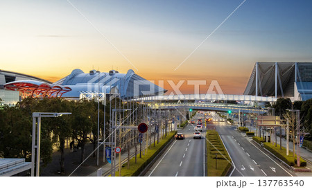 夕暮れの幕張メッセと大通り 137763540
