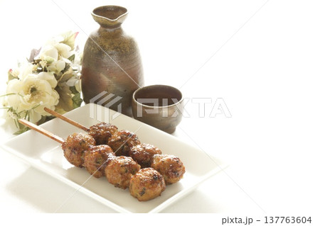 つくね串と日本酒 つくね串と日本酒 137763604