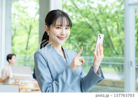 オフィスでスマホを使うビジネスウーマン 137763703