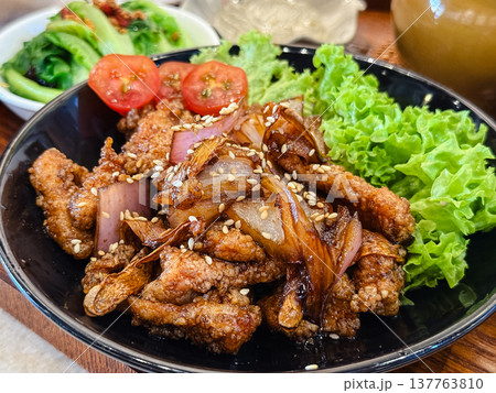 豚肉の甘辛い炒め物 中華料理 豚肉の甘辛い炒め物 中華料理 137763810