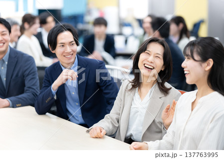 和やかな会議風景 和やかな会議風景 137763995