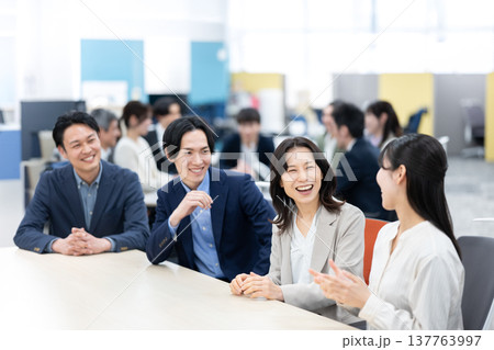 和やかな会議風景 和やかな会議風景 137763997