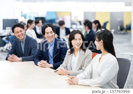 和やかな会議風景 137763999