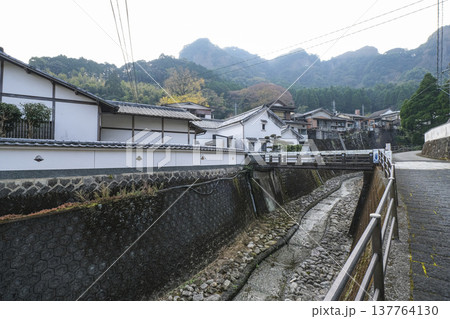 鍋島焼の窯元が集まる大川内山の町並み 137764130