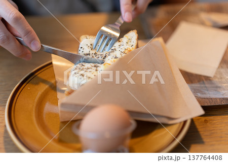 ピザトーストを食べる ピザトーストを食べる 137764408