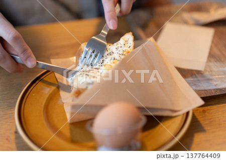 ピザトーストを食べる 137764409