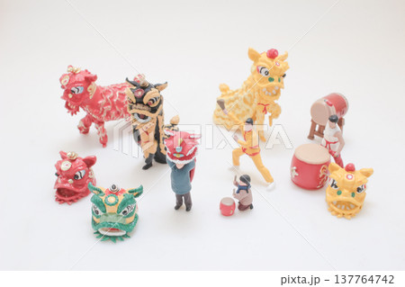 Miniature lion dance troupe showcases vibrant costumes and drums 137764742