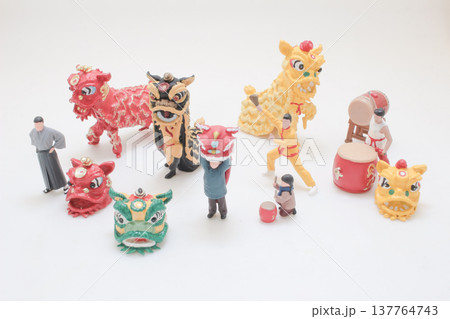 Miniature lion dance troupe showcases vibrant costumes and drums Miniature lion dance troupe showcases vibrant costumes and drums 137764743