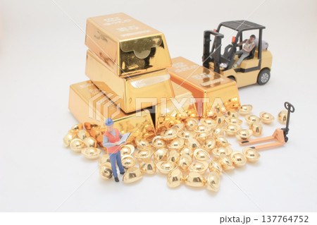 Miniature workers manage gold bars and scattered shiny ingots Miniature workers manage gold bars and scattered shiny ingots 137764752