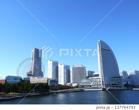 横浜ハンマーヘッドから見るみなとみらい 横浜ハンマーヘッドから見るみなとみらい 137764793