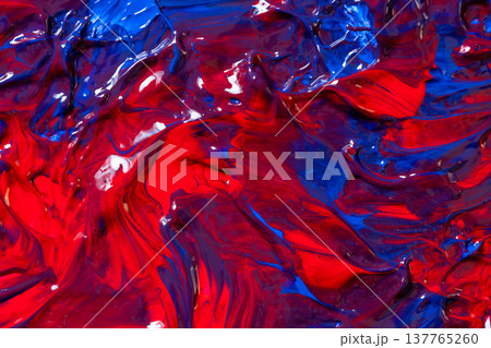 青色と赤色の絵の具の背景 137765260