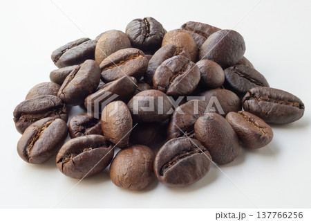 coffee beans isolated on white background coffee beans isolated on white background 137766256