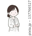 両手を前で組んでかしこまる白衣姿の医療関係者の女性の手書きイラスト素材 137766527