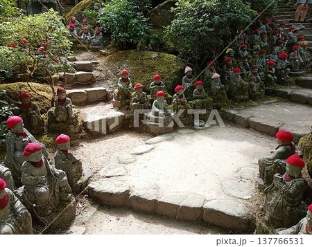 赤い帽子をかぶった地蔵群(石仏の風景) 赤い帽子をかぶった地蔵群(石仏の風景) 137766531