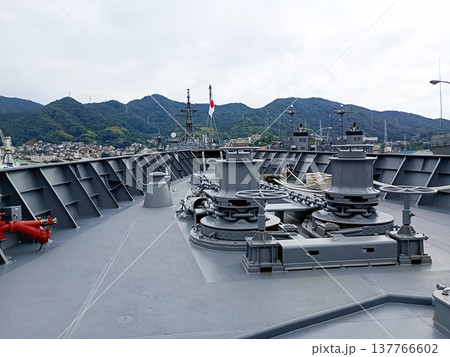 港に停泊する軍艦（海上自衛隊の艦船） 137766602