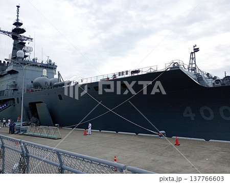 港に停泊する軍艦(海上自衛隊の艦船) 港に停泊する軍艦(海上自衛隊の艦船) 137766603