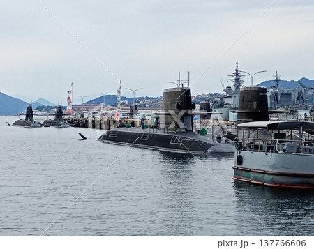 港に停泊する軍艦（海上自衛隊の艦船） 137766606