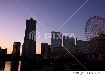 横浜みなとみらい21の夕景 137766752