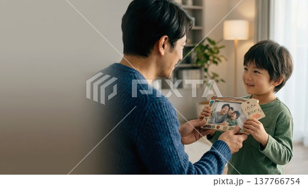 【AI生成画像】モダンなオフィスで笑顔を見せる30代の日本人男性ビジネスマン 上半身 137766754