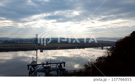 韓国DMZ非武装地帯のロープウェイと川の風景 韓国DMZ非武装地帯のロープウェイと川の風景 137766855