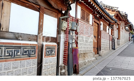 韓国の伝統家屋「韓屋（ハノク）」 137767025