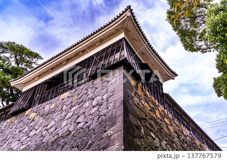 【日本100名城】松江城の秋の風景 大手門跡付近から見た太鼓櫓1 島根県松江市 【日本100名城】松江城の秋の風景 大手門跡付近から見た太鼓櫓1 島根県松江市 137767579