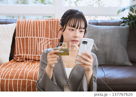 スマートフォンでオンライン決済をする女性　 137767620