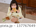健康的な朝食のトーストを食べる女性の俯瞰ライフスタイル 137767649