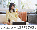 自宅でビールを楽しむ若い女性 137767651