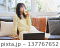 自宅でビールを楽しむ若い女性 137767652