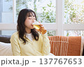 リラックスタイムにビールを飲む女性のライフスタイル 137767653