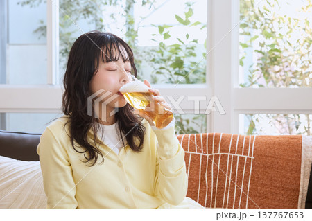 リラックスタイムにビールを飲む女性のライフスタイル 137767653
