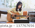 オンラインでギターを練習する女性 137767656