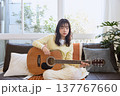 趣味でギターを楽しむ女性のライフスタイル 137767660
