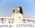 青空の下でビールを楽しむ若い女性 137767661