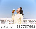 青空の下でビールを楽しむ若い女性 137767662