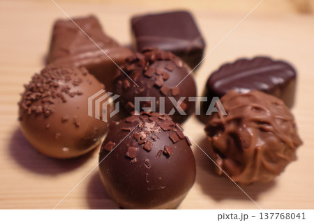 木の板の上に置かれたチョコレート 137768041