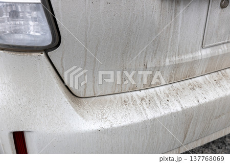 汚れた自動車のボディー 137768069