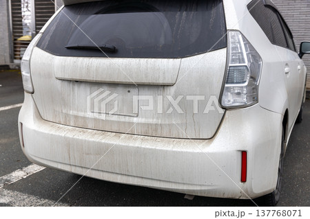 汚れた自動車のボディー 137768071