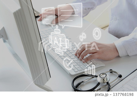 対話型AIを使いながらパソコンで仕事をする医師 137768198